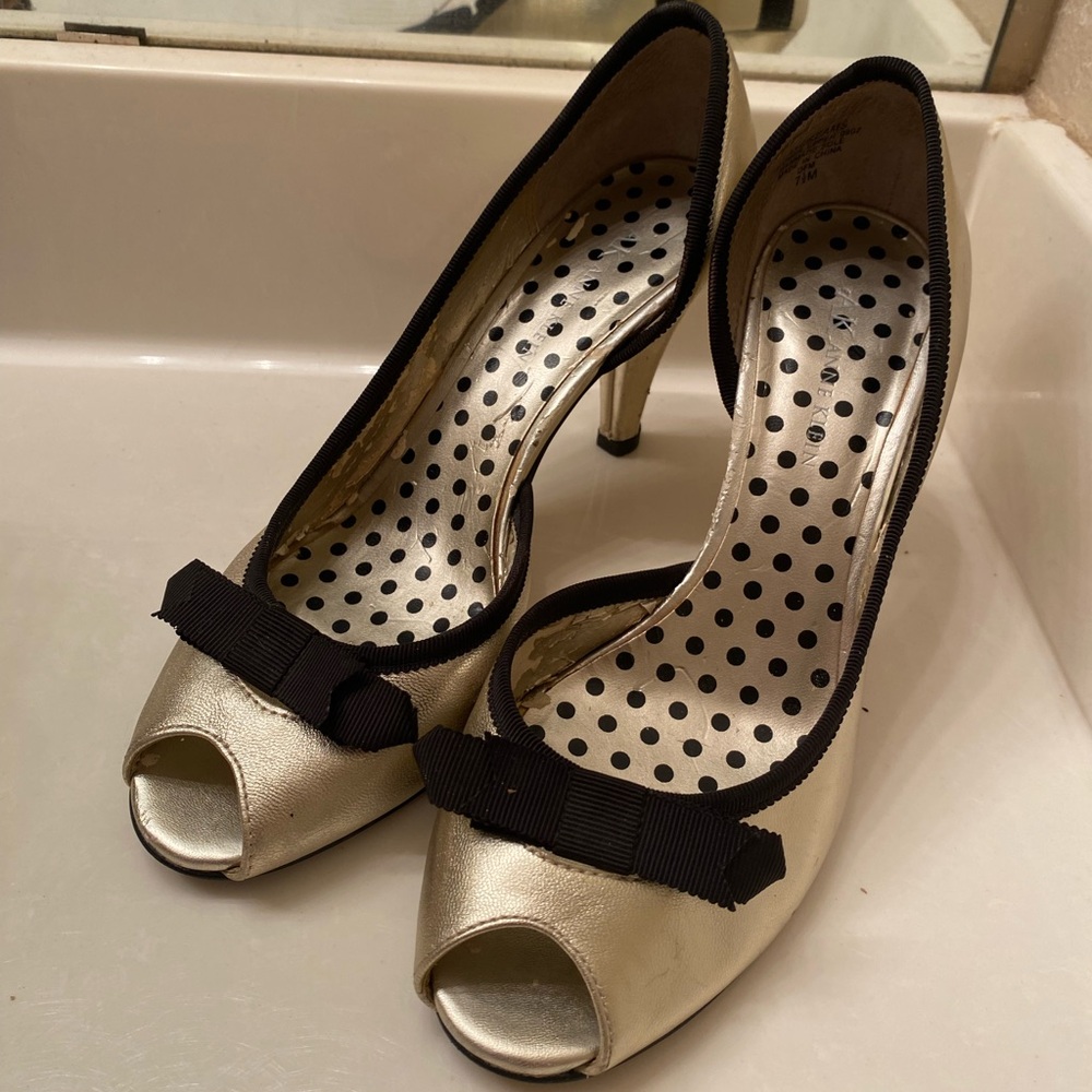 Elegant Gold and Black Stiletto Heels with Bow Accent